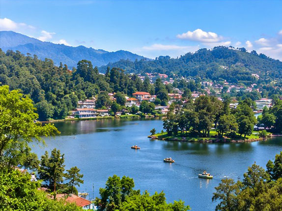 Kodaikanal Lake and green hills